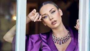 Ester exposito in l'officiel magazine, mexico march 2021. Ester Exposito Tapa De Elle Mexico Latin News Espectaculos Moda Viajes Cocina Luxury