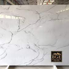 White Silk Quartzite Slab With A Glossy Rich Look In A Large Variety Of Hues Quartzite Offers Graceful Beauty And Eas Kuchenrenovierung Haus Design Design