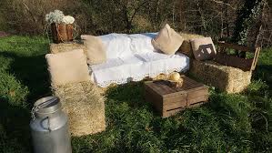 En intérieur, ne l'installez pas contre une fenêtre. 5 Idees Diy Avec Des Bottes De Foin M6 Deco Fr