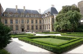 Le Sublime Passage De L Hotel De Sully Paris Photo Balade Paris By Night