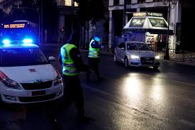 Λόγω της απαγόρευσης της κυκλοφορίας που θα παραμείνει κανονικά σε ισχύ καθόλη την διάρκεια των εορτών θα είναι εξαιρετικά δύσκολο να φύγει κάποιος από το σπίτι του την παραμονή. Apagoreysh Kykloforias Ti Isxyei Gia Tis Metakinhseis Mexri Tis 25 Ianoyarioy Vid Newmoney