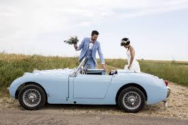 Une voiture de luxe pour votre mariage est le petit plus qui donnera tout son cachet à la fête. Mariage Location Voiture De Prestige Wedding Planner Paris Mariage Dans L Air
