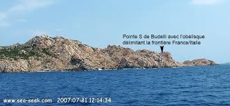 It has an area of 1.6 square kilometres (0.62 sq mi) and a circumference of 12.3 kilometres (7.6 mi). Isola Budelli Arcipelago Della Maddalena
