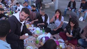 Les dates de chaque décade (1ère décade, 2ème décade, 3ème décade) Ramadan A Paris Un Iftar En Plein Air Youtube