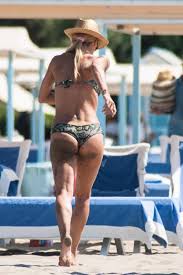 Michelle Hunziker, incidente sexy al mare: scosta gli slip e...FOTO, VIDEO  - Blitzquotidiano.it