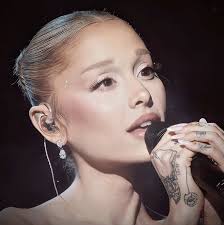 Ariana Grande Con Vestido Gris Edit