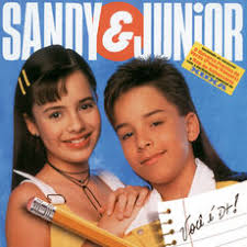 Esse turu, turu, turu aqui dentro / que faz turu, turu, quando você passa / meu olhar decora cada movimento / até seu sorriso me deixa sem graça Album Voce E D Sandy E Junior Qobuz Download And Streaming In High Quality
