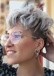 60 Chic undercut short pixie hair style design for cool woman