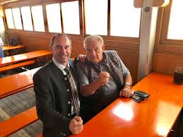 Die früher große wertschätzung für die landwirtschaft als versorger des volkes habe in zeiten billiger lebensmittel und stets voller kühlschränke. Hubert Aiwanger Ø¯Ø± ØªÙˆÛŒÛŒØªØ± Bruno Fischer 81 Jahr Landwirt Aus Miltenberg Wollte Mit Mir Sprechen Uber Die Bauernhofe Er Hat Auf Den Tisch Gehauen Und Gesagt So Kann Es Nicht Weitergehen Wir Mussen