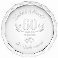 Wird eine diamantene hochzeit gefeiert, ist es ratsam, einen festort zu wählen, der in der nähe des wohnorts liegt, um dem paar eine lange. Kristall Mit Gravur Zur Diamantenen Hochzeit Mit Namen