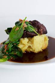 Im Le Creuset Schmortopf In Rotwein Und Kalbsfond Geschmorte Kalbsbackchen Mit Ingwer Kartoffelstampf Und Scharfem Spi Rezepte Festliches Essen Kartoffelstampf