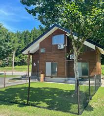 東北・秋田で犬と宿泊できるコテージ| ペット同伴可能コテージKOBUSHI｜六郷温泉あったか山