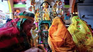 Burima Jagaddhatri Puja 2024: পুরুষরাই শাড়ি পরে করেন এই সব কাজ! এ কাহিনি জানলে চমকে উঠবেন | Know the unique rituals and history of tetultala barowari jagaddhatri puja aka Burima | TV9 Bangla News