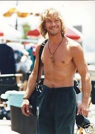Point break is a 1991 action film starring keanu reeves as johnny utah, a former college football quarterback and young fbi agent who goes undercover into the southern california surfing community in order to root out a bank robbery crew. Patrick Swayze