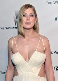 Submitted 11 months ago by vikiwix. 2015 Goldenglobes I Mean Seriously Rosamund Pike Wth My Chest Hurts Just Looking At This S Rosamund Pike Bikini Rosamund Pike Beautiful Celebrities