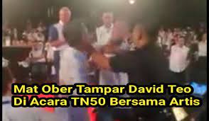 Ni, depan saya ni, nampaknya saudara mat over pun hadir dan mejar david teo pun ada. Video Aktor Veteran Mat Ober Tampar David Teo Di Depan Pm Najib Razak Di Acara Tn50 Bersama Artis Baca