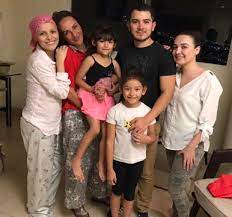 Anoche en la cuenta de facebook de luna, que aún sigue activa y que al parecer manejan sus hijos mayores, uno de ellos publicó un llamado. Contradicen Version De Que Hijas De Karla Luna Deben Estar Con Su Padre Periodico Am