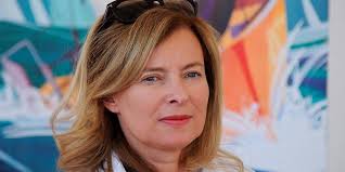 Check spelling or type a new query. Medias Valerie Trierweiler Debarque Sur Rtl Le Point