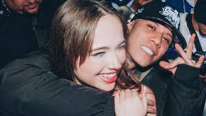 ¿Santa Fe Klan tiene nueva NOVIA? Captan al rapero bailando y besando a  joven