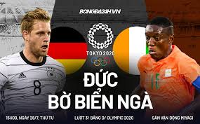Họ đồng loạt giả những tiếng kêu của khỉ để chọc ghẹo hai cầu thủ da màu này. Bwforizizpiunm
