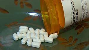 doctor couple collecting medicines