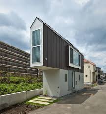 Weitere ideen zu japanische architektur, architektur, japanische häuser. This Triangular House In Japan Looks Like An Uninhabitable Architectural Experiment From The Outside But It S Actuall Kleine Gebaude Architektur Schmales Haus
