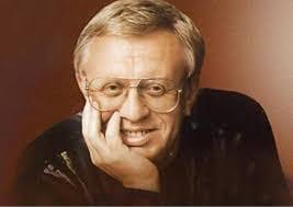 Вадим Егоров. ДОЖДИ. Я вас люблю, мои дожди, мои тяжелые, осенние,  чуть-чуть смешно, чуть-чуть рассеянно я вас люблю, мои дожди. А листья  ластятся к стволам, а тротуары, словно зеркало, и я плыву