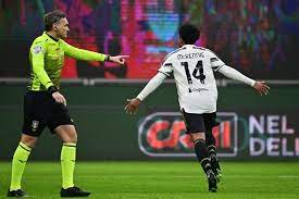 Pada umumnya terdapat empat wasit yang bertugas dalam satu pertandingan, yaitu wasit garis dua orang, wasit dalam lapangan satu orang, dan wasit cadangan satu orang. Arah Berlari Wasit Dalam Pertandingan Sepak Bola
