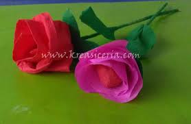 Setelah itu, ambil salah satu kertas lalu lipat bagian tengahnya dan pelintir hingga membentuk kelopak bunga tulip. Membuat Prakarya Bunga Dari Kertas Krep Untuk Anak Sd
