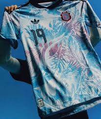 Adidas estaría replanteando su vínculo con la Federación Costarricense y  una renovación luce cada vez más lejana. Según el periodista Maynor Solano,  la marca ya puso sobre la mesa una reducción significativa