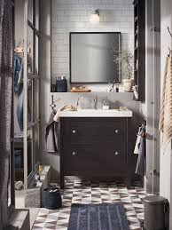 Bad Mit Dunklen Accessoires Gestalten Grosse Badezimmer Badezimmer Im Erdgeschoss Badezimmer