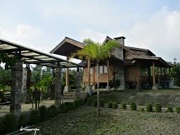 Museum di tengah kebun adalah sebuah museum penyimpanan ± 4.000 koleksi seni dan sejarah indonesia dan luar negeri yang berlokasi di daerah kemang, jakarta selatan.museum ini dibangun di tengah kebun seluas 3.500 m 2. Sebuah Villa Di Tengah Kebun Sayur Sang Pejalan
