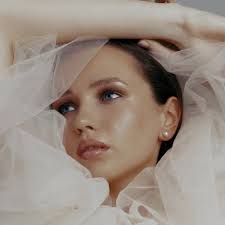 Lara Pearce's Instagram, Twitter & Facebook