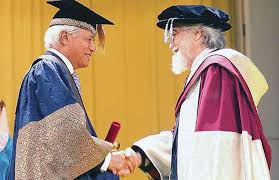 Pada tahun 1961, ungku aziz kembali ke tanah melayu dan berkhidmat sebagai profesor dan dekan fakulti pada tahun 1978, beliau dianugerahkan gelaran profesor diraja ekonomi oleh dymm yang 2. The Merdeka Award Royal Professor Ungku Abdul Aziz Bin Ungku Abdul Hamid