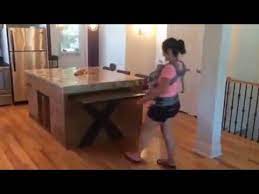La combinaison entre la nouvelle modularité des meubles hauts de 48 cm de hauteur et l'utilisation des matériaux en contraste permet de créer une alternance entre vide et plein qui parcourt toute la. Ilot De Cuisine Table Coulissante Action De Sortie Youtube