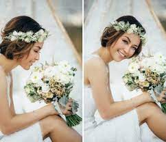 Boho Style Hairstyles Are Very Popular For Weddings A Sweet Bridal Hairstyle For Brides With Shorter Hair The Brautfrisur Frisur Blumenkranz Frisur Hochzeit