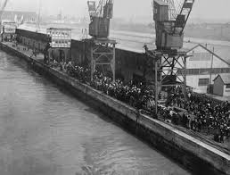 Crowd On Southampton Dock As The Titanic Departed From The Quayside Relatives And Sightseers Waved Goodbye Father Bro Titanic Titanic Ship Titanic Facts