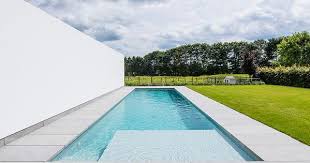 dit zwemkanaal is een skimmer zwembad dat bekleed is met een lichtgrijze liner het beschikt over een hoektrap die uitgespaa zwembaden zwembad ontwerpen zwembad