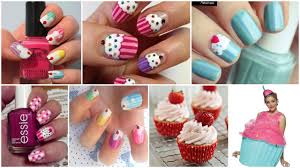 Una vez seco aplica a tus uñas una capa de esmalte especial para craquelado o crakle en inglés (en el ejemplo se ha usado el color negro). Nails Vanitech By Nina