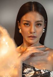 Bùi Lan Hương hoá "Đoá bạch trà" trong nhạc phim Gái già lắm chiêu