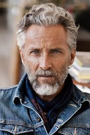Astuces de stars après 50 ans coiffure : Pourquoi Les Hommes Silver Ont Ils Tant De Succes Apres 50 Ans