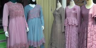 Dress berbahan lace atau brokat, kini menjadi salah satu tren outfit kondangan yang banyak masih bingung mengenakan style apa ke kondangan nanti? Long Dress Brokat Untuk Busana Muslim Feminin Okezone Lifestyle