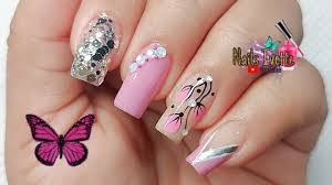 La tendencia de los diseños de uñas y la decoración de uñas en tus manos seguirá siendo una moda de belleza este año, que cada vez se hace mucho más elegante como también tiene mayor elaboración y creatividad. Diseno De Unas Piedras Y Botones De Flores Unas Decoradas Simples Y Sencillas Decoracion De Unas Youtube