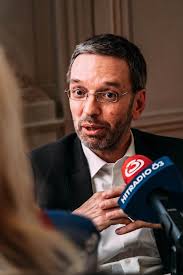 Hier halte ich sie über meinen beruflichen und. Fruhstuck Bei Mir Herbert Kickl Gibt Einblicke In Sein Privatleben