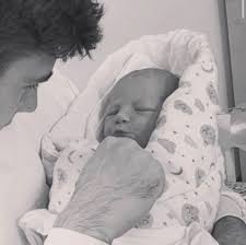 Patrik schick, 25, aus tschechien ⬢ position: Nachwuchs In Der Bayer04 Familie Patrik Schick Und Seine Hana Freuen Sich Uber Baby Victoria Willkommen Fussball Addict