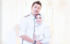 He is the youngest director to win the malaysian film festival for best director award, doing so at the age of 25. Kami Dah Tak Sebumbung Tapi Tak Naklah Bercerai