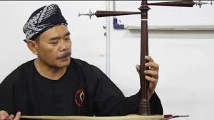 Dimainkan dengan cara di gesek, alat musik tradisonal rebab badannya memakai kayu nangka dan berongga di bagian dalam ditutup dengan kulit lembu yang dikeringkan sebagai pengeras suara. Sejarah Perkembangan Dan Cara Memainkan Alat Musik Rebab Alatmusik Id