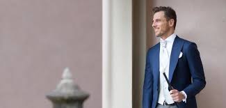 Abiti da sera in stile smoking e dinner jacket dal taglio moderno per matrimoni contemporanei. Abito Da Sposo Uomo 2016 Scelta Tra Tight O Completo Classico