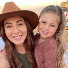 Amy Estrella (@_amy4197)