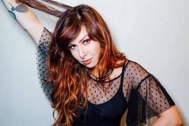 Priscilla novaes leone (salvador, 7 de outubro de 1977), mais conhecida pelo nome artístico pitty, é uma já passou por duas bandas antigas, inkoma e shes, e em 2003, com nova banda (pitty), a. Pitty Lanca Programacao De Lives Com Musica Bate Papo E Surpresas